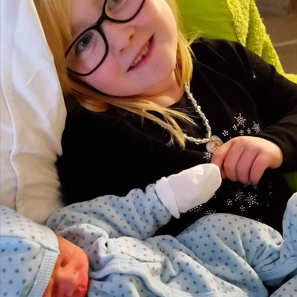 Inna participe au concours pour gagner de l'argent avec cette photo : arm, child, cool, eyewear, finger, fun, girl, glasses, joy, pattern, person, product, smile, vision_care