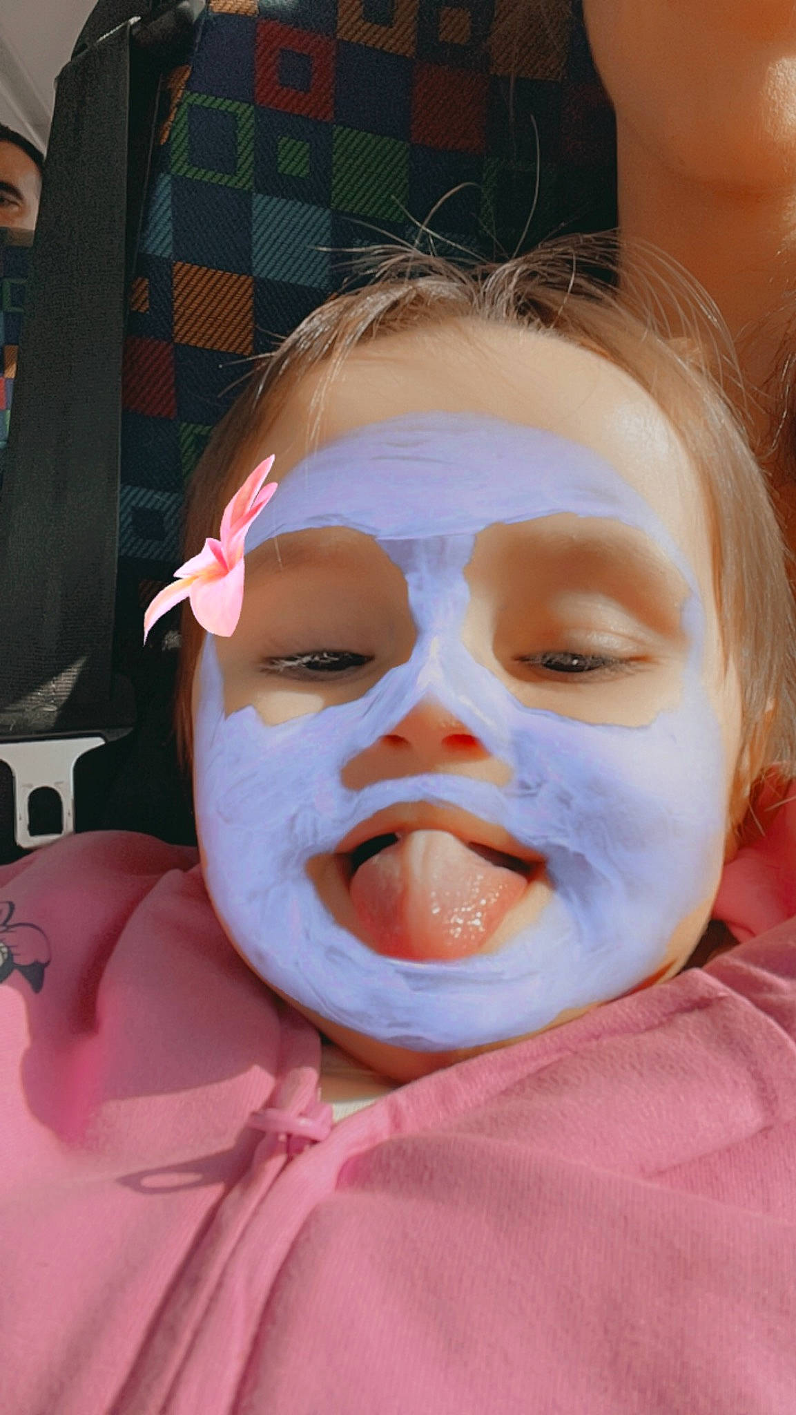 Valentina a rejoint le concours — aidez-le/la à gagner de superbes lots ! cheek, child, costume, entertainment, event, eyebrow, eyelash, eyewear, fun, happy, jaw, mask, masque, mouth, nose, performing_arts, person, public_event, smile, toddler