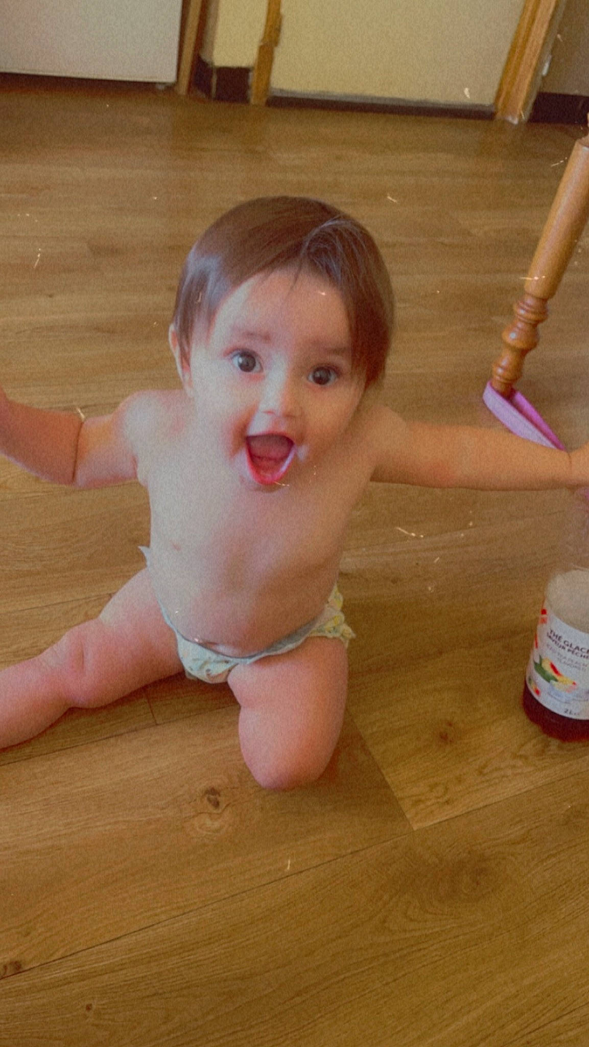 Valentina a rejoint le concours — aidez-le/la à gagner de superbes lots ! baby, barefoot, bathing, cheek, chest, finger, floor, flooring, foot, fun, gesture, happy, hardwood, human_leg, nail, person, skin, smile, surprise, thumb