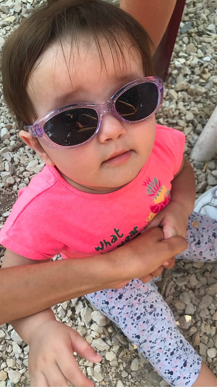 Valentina participe au concours pour gagner de l'argent avec cette photo : baby_toddler_clothing, cheek, cool, eyewear, face, facial_expression, glasses, goggles, grass, hairstyle, happy, head, lip, nose, person, pink, skin, sleeve, sunglasses, toddler