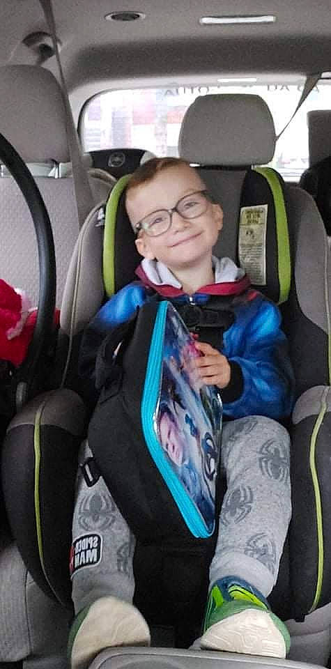 Dylan participe au concours pour gagner de l'argent avec cette photo : air_travel, auto_part, baby_carriage, car_seat, car_seat_cover, child, comfort, electric_blue, eyewear, head_restraint, joy, motor_vehicle, passenger, person, personal_protective_equipment, seat_belt, sitting, smile, steering_wheel, toddler
