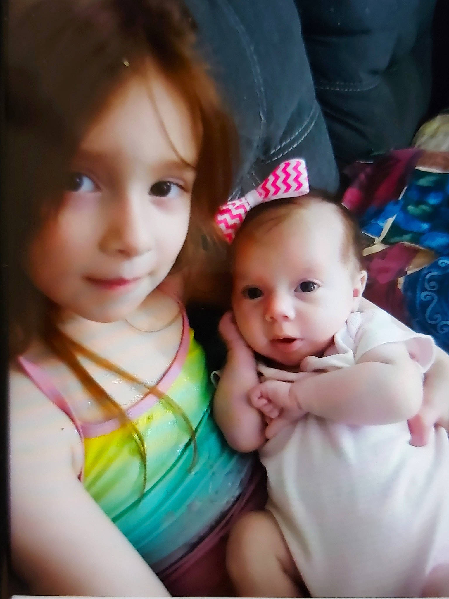 Laurie-anne participe au concours pour gagner de l'argent avec cette photo : baby, baby_toddler_clothing, cheek, child, electronic_device, fun, gesture, hairstyle, happy, iris, lip, magenta, nose, person, pink, play, sitting, skin, smile, t_shirt