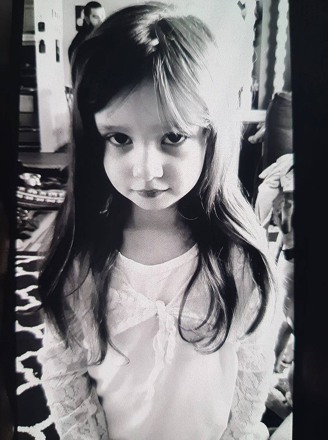 Laurie-anne participe au concours pour gagner de l'argent avec cette photo : black, black_and_white, cool, eye, eyebrow, eyelash, flash_photography, gesture, hair, hairstyle, happy, head, iris, jaw, layered_hair, lip, person, smile, standing, style