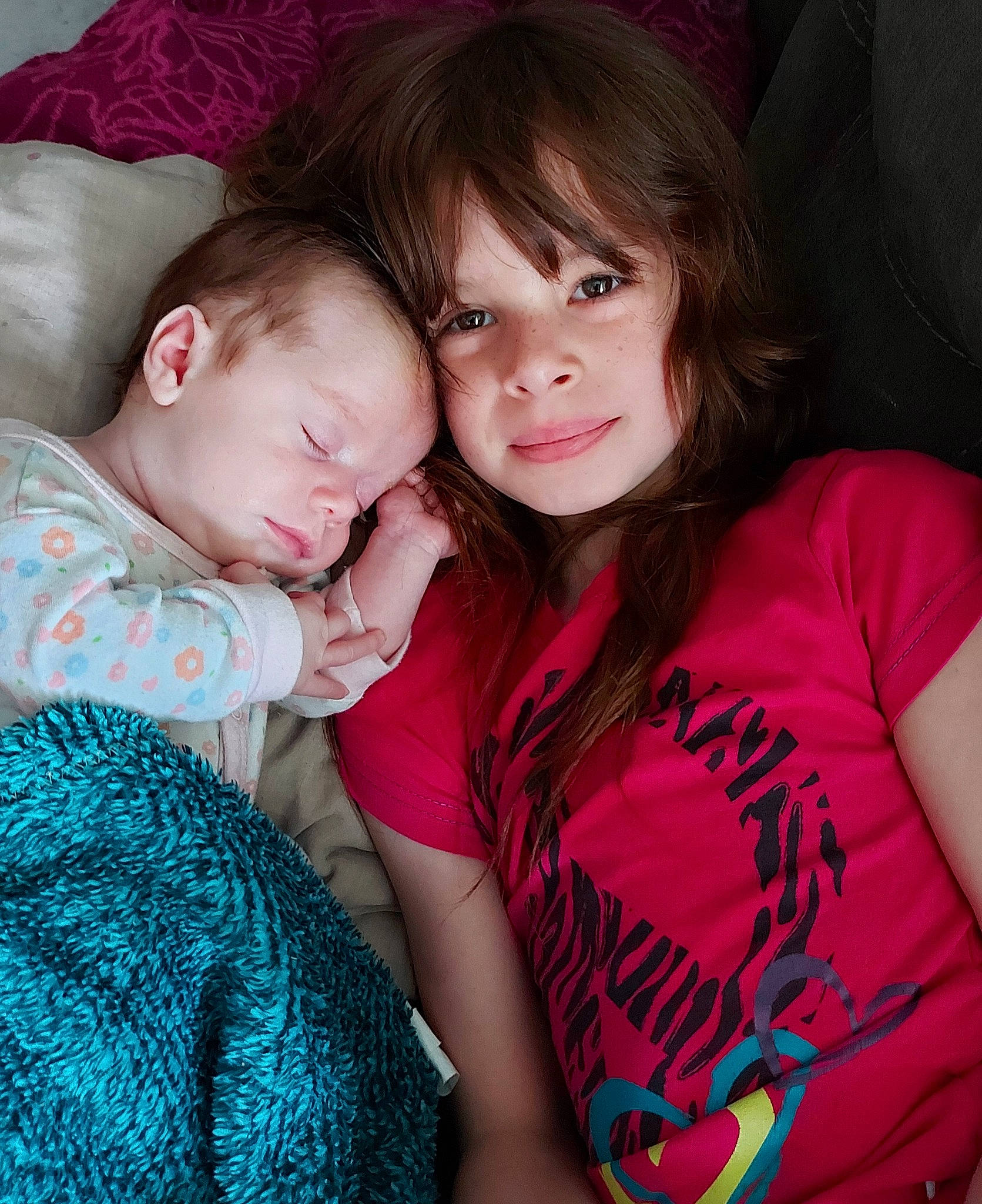 Océanne a rejoint le concours — aidez-le/la à gagner de superbes lots ! child, comfort, cool, couch, facial_expression, finger, fun, gesture, happy, iris, magenta, mammal, mouth, neck, people, person, pink, skin, smile, t_shirt