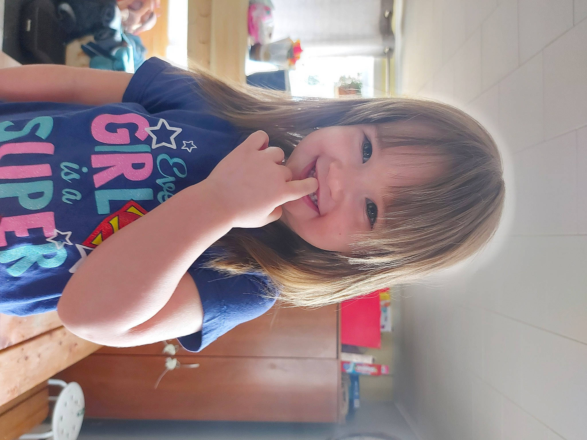 Lyanna participe au concours pour gagner de l'argent avec cette photo : brown_hair, cheek, child, elbow, electric_blue, finger, fun, human_leg, joint, joy, neck, person, room, sitting, skin, smile, t_shirt, thigh, toddler, vacation