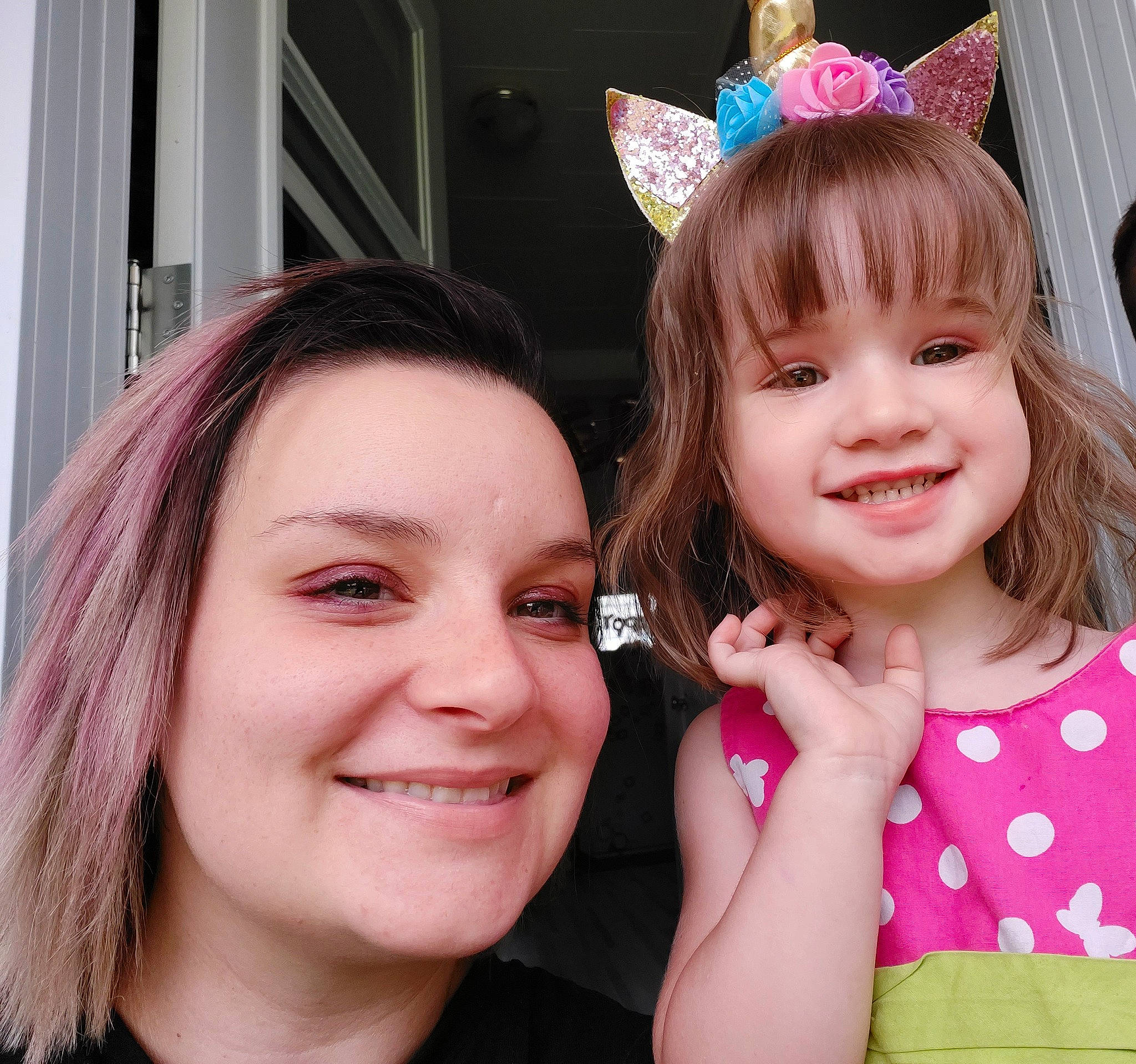 Lyanna a rejoint le concours — aidez-le/la à gagner de superbes lots ! chin, costume_hat, event, eyelash, face, facial_expression, finger, fun, gesture, happy, headpiece, iris, joy, lip, magenta, organ, party_hat, person, pink, skin