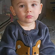 Kelyan participe au concours pour gagner de l'argent avec cette photo : baby, brown_eyes, child, closeup, clothing, cozy, cute, face, fox_design, hands, indoors, jacket, person, portrait, serious_expression, short_hair, sitting, toddler, warm_clothes, young_child