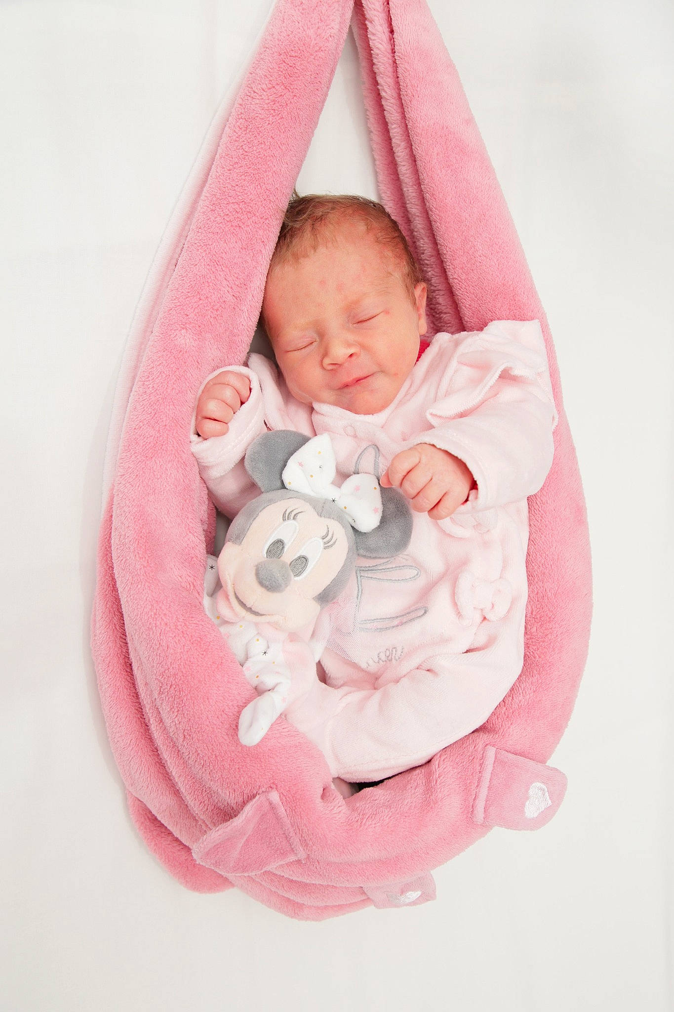 Alycia participe au concours pour gagner de l'argent avec cette photo : arm, baby, baby_products, baby_sleeping, baby_toddler_clothing, cheek, child, comfort, finger, hand, human_body, infant_bed, linens, magenta, peach, person, pink, product, sleeve, textile