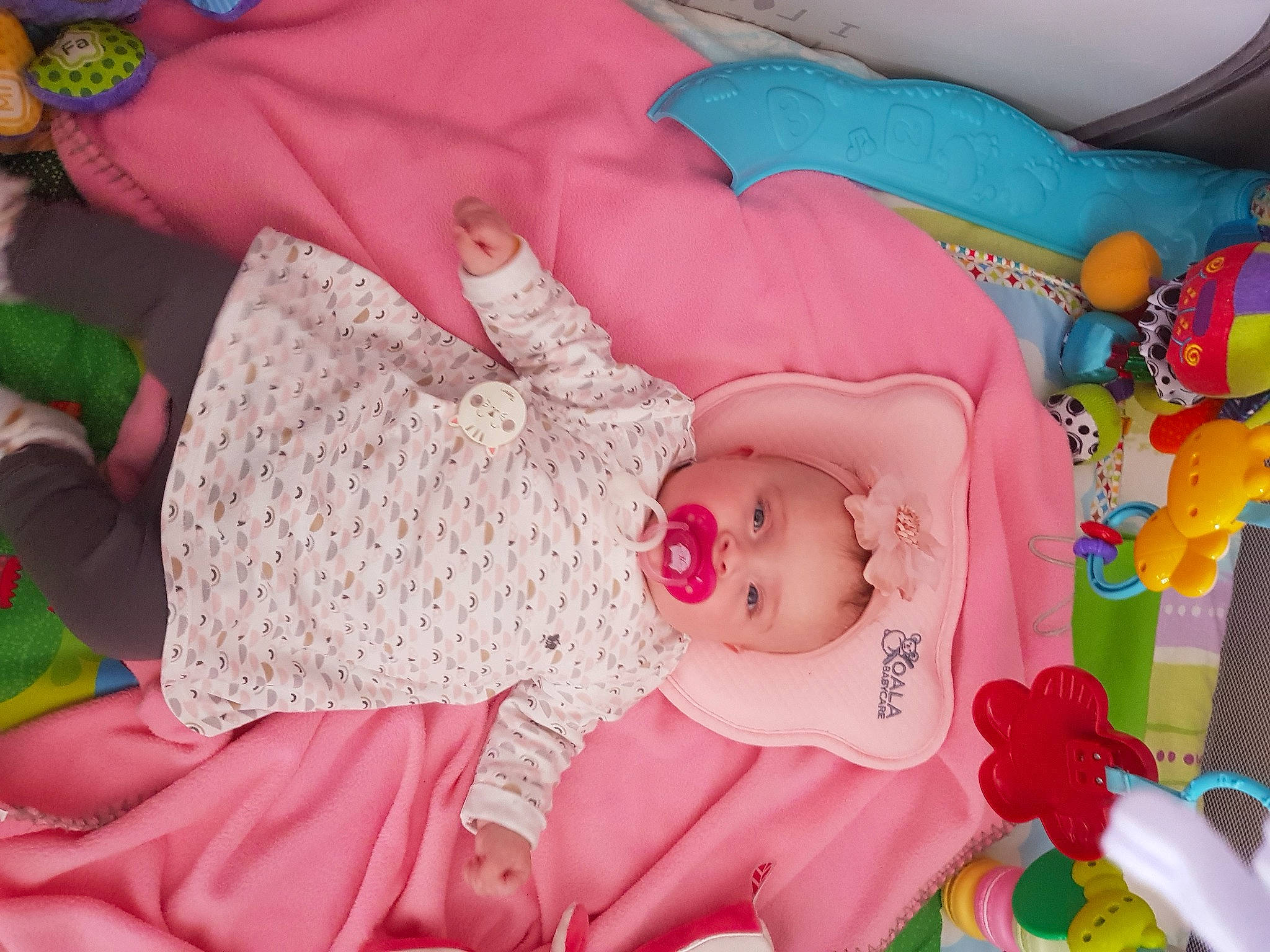 Alycia a rejoint le concours — aidez-le/la à gagner de superbes lots ! baby, baby_products, baby_toddler_clothing, baby_toys, child, comfort, green, lap, linens, magenta, pattern, peach, person, pink, plush, product, room, smile, stuffed_toy, toddler