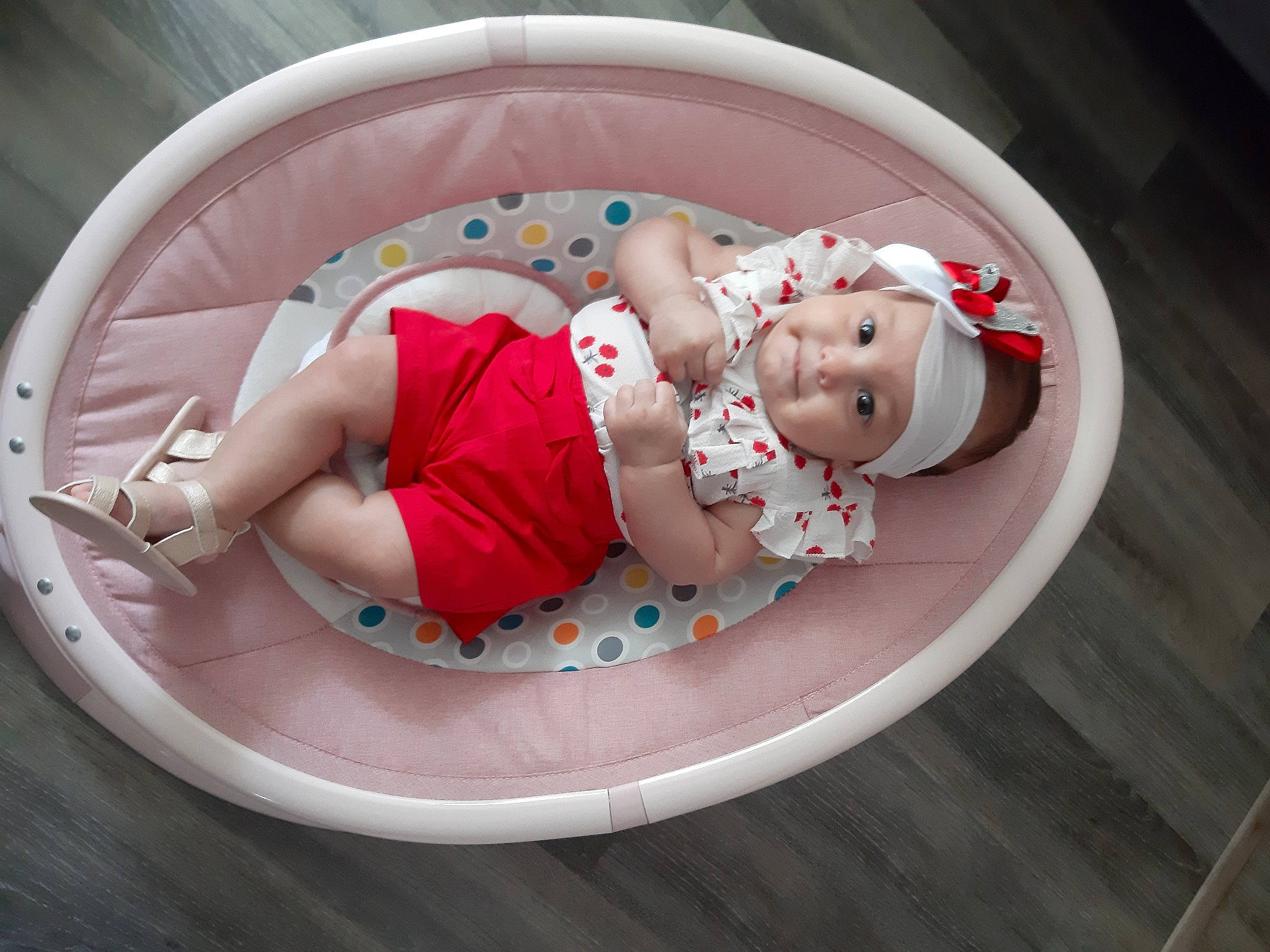 Alaïa participe au concours pour gagner de l'argent avec cette photo : baby, baby_products, baby_safety, baby_sleeping, baby_toddler_clothing, baby_toys, bathing, child, circle, comfort, fun, hat, headgear, headwear, person, pink, room, toddler