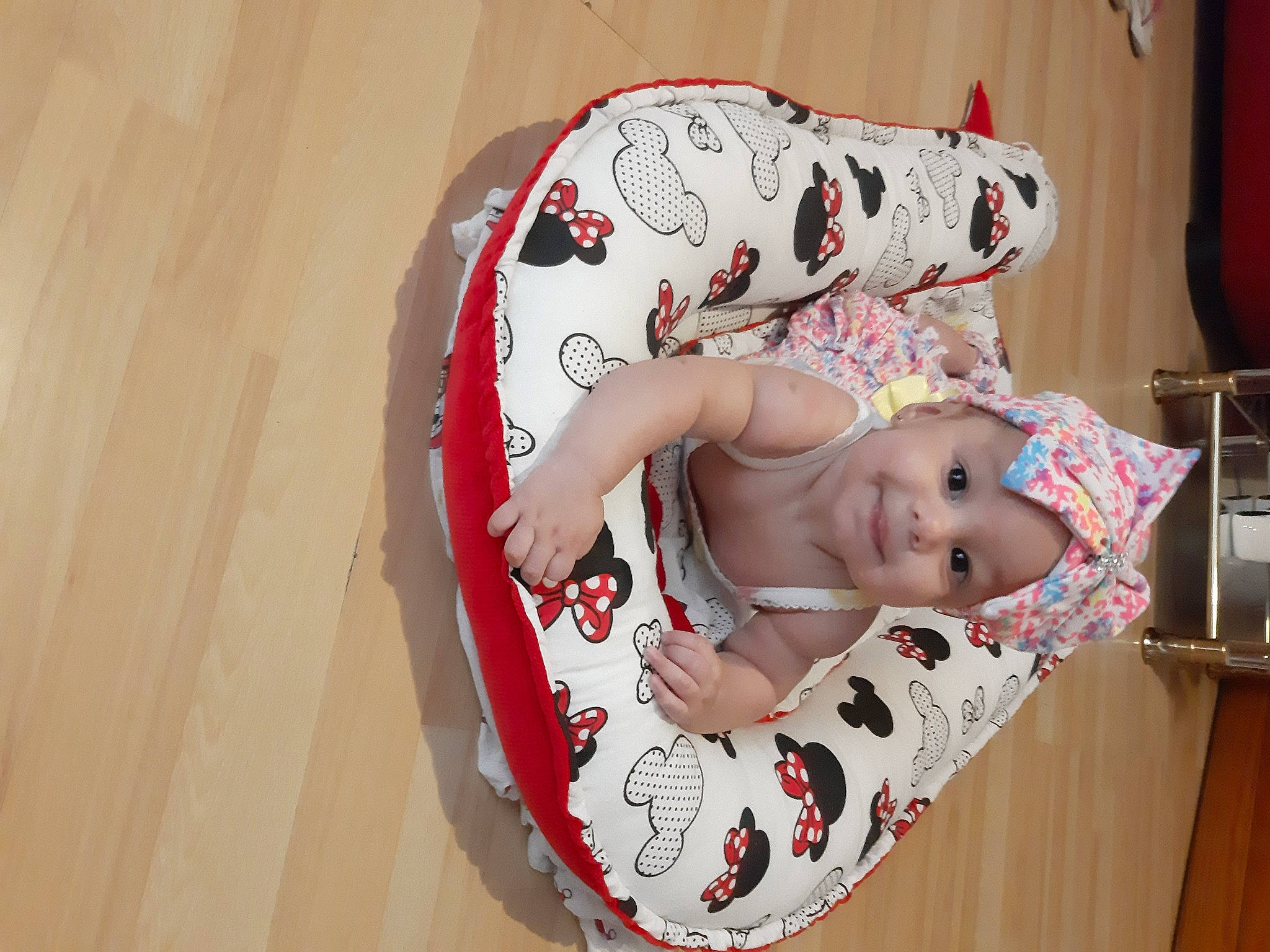 Alaïa participe au concours pour gagner de l'argent avec cette photo : abdomen, baby, baby_products, baby_sleeping, baby_toddler_clothing, carmine, chair, child, comfort, couch, curtain, flesh, headgear, headwear, joy, linens, pattern, person, personal_protective_equipment, sitting