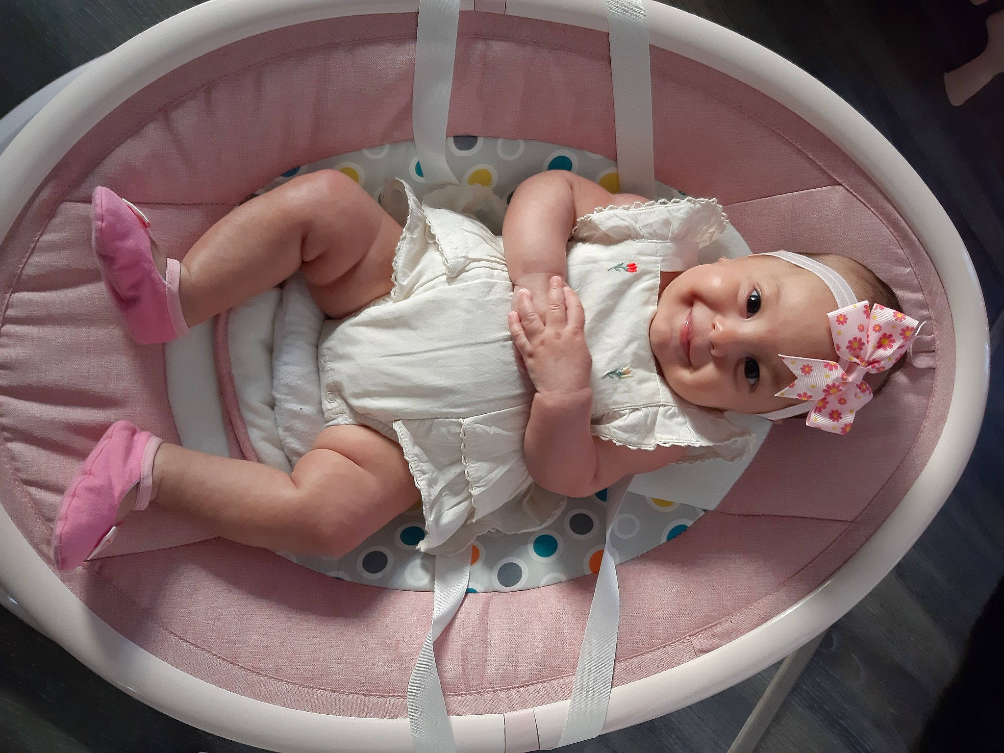 Alaïa participe au concours pour gagner de l'argent avec cette photo : baby, baby_products, bathing, child, circle, comfort, event, finger, fun, head, headwear, human_body, joy, leisure, mammal, mouth, organ, person, pink, product