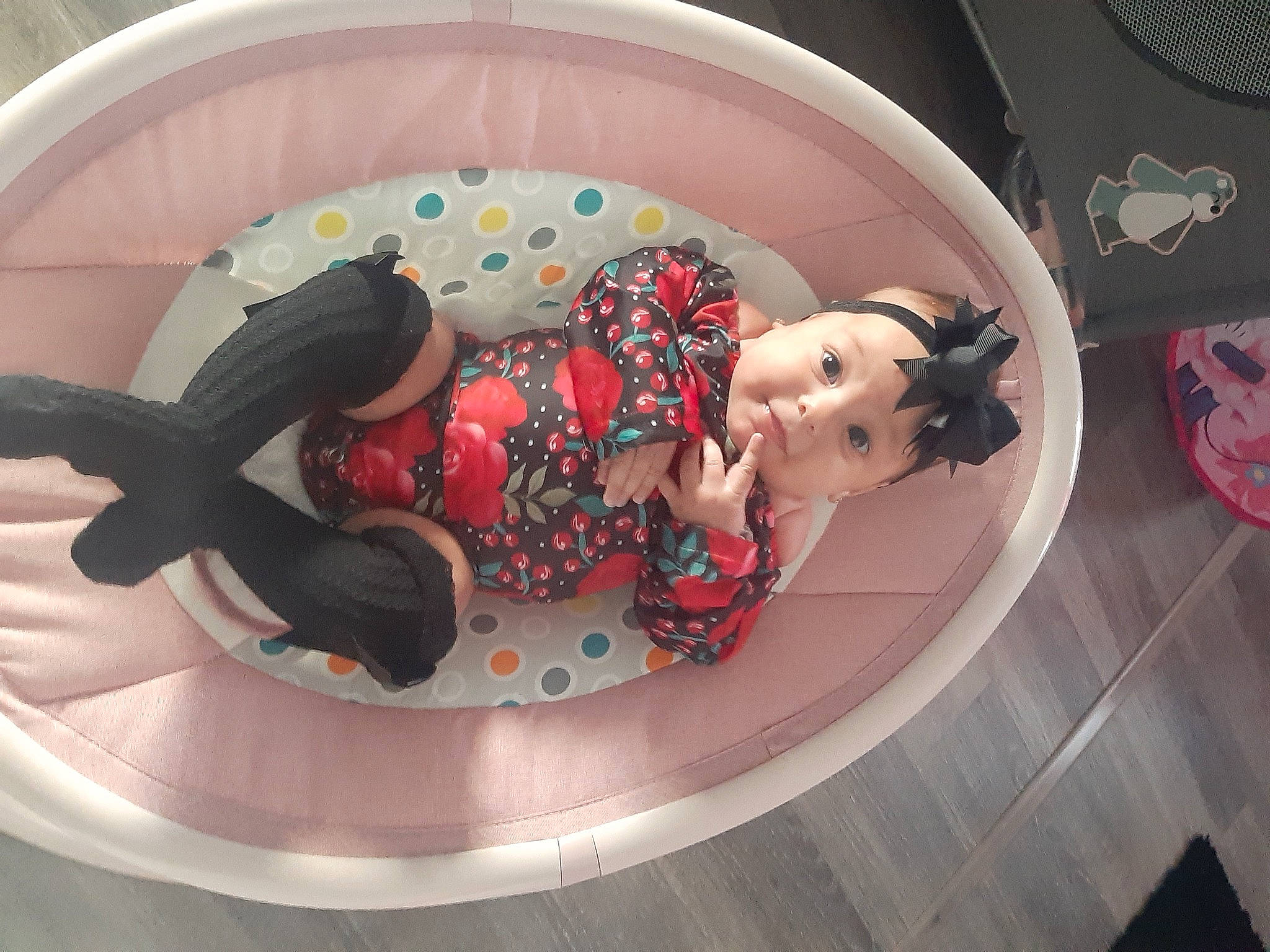 Alaïa a rejoint le concours — aidez-le/la à gagner de superbes lots ! baby_products, child, circle, comfort, eyewear, flooring, fun, graphics, leg, leisure, pattern, person, pink, recreation, room, sandal, smile, sneakers, stairs, thigh