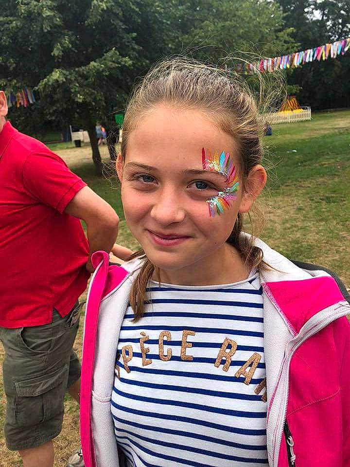 Cloe participe au concours pour gagner de l'argent avec cette photo : child, cool, day, emotion, eye, face, facial_expression, fun, girl, hair, hairstyle, happiness, head, joy, organ, people, person, pink, skin, smile