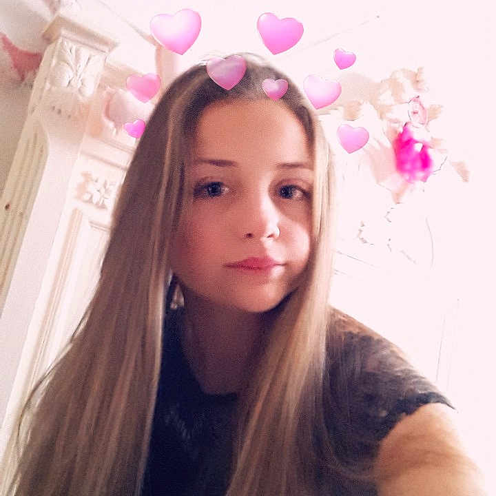 Cloe participe au concours pour gagner de l'argent avec cette photo : beauty, black_hair, brown_hair, cheek, eyebrow, flower, forehead, girl, hair, hair_accessory, hair_coloring, hairstyle, headgear, headpiece, human_hair_color, lip, long_hair, person, pink, shoulder