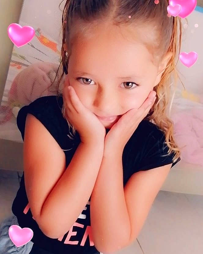 Tina participe au concours pour gagner de l'argent avec cette photo : arm, black_hair, eyebrow, eyelash, facial_expression, finger, flash_photography, hair, hairstyle, happy, lip, mouth, neck, person, pink, shoulder, skin, sleeve, smile, thigh