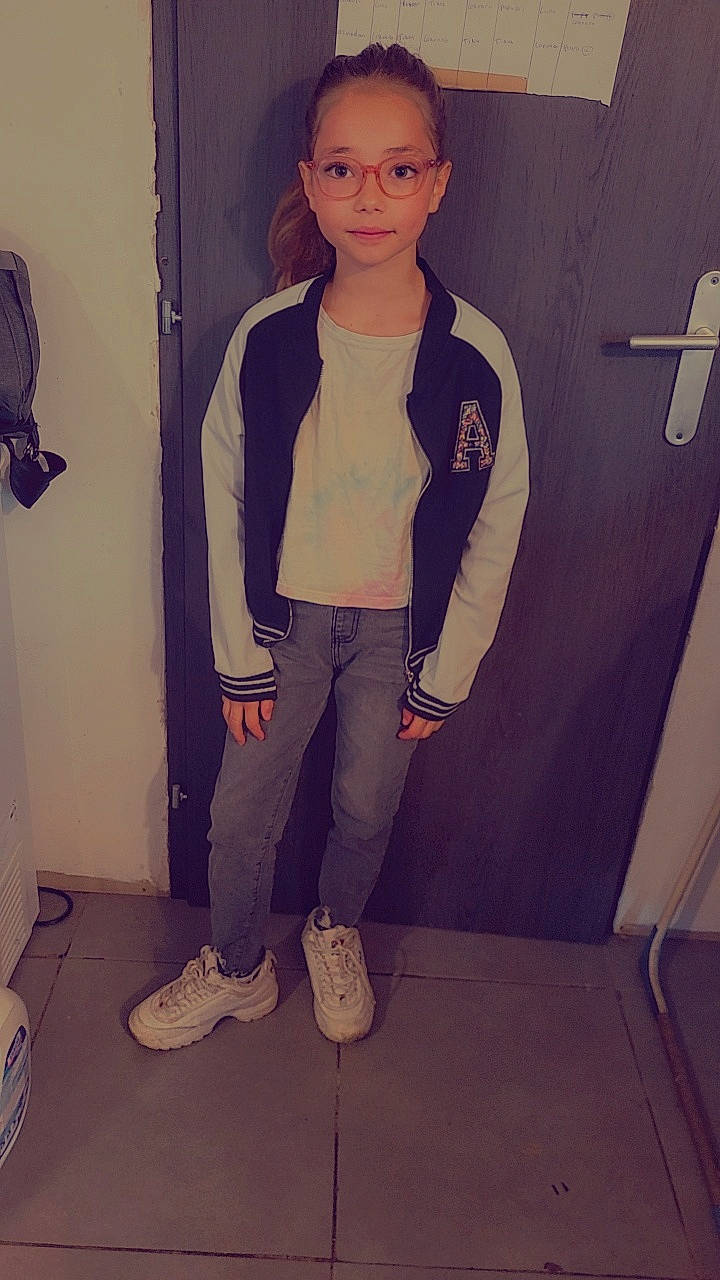 Tina participe au concours pour gagner de l'argent avec cette photo : blazer, cool, denim, electric_blue, eyewear, fashion_design, formal_wear, hairstyle, joint, knee, magenta, pattern, person, room, shoulder, sleeve, sportswear, standing, t_shirt, thigh