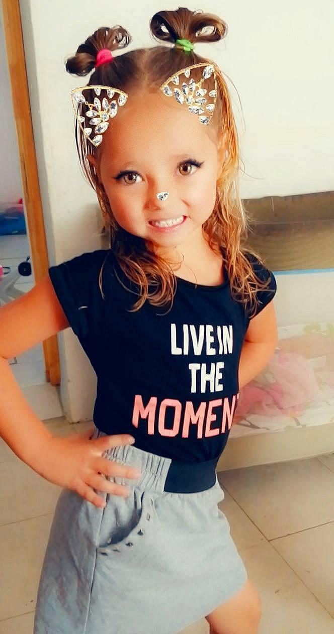 Tina a rejoint le concours — aidez-le/la à gagner de superbes lots ! baby_toddler_clothing, beauty, cool, dress, eyebrow, fashion, fashion_design, flash_photography, hair, hairstyle, happy, joy, neck, person, skin, sleeve, smile, sportswear, t_shirt, thigh