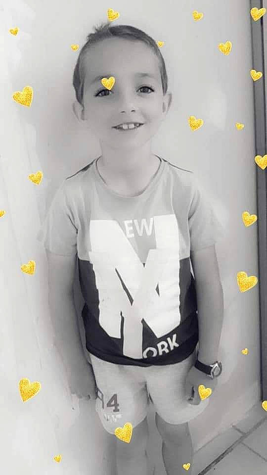 Lorenzo a rejoint le concours — aidez-le/la à gagner de superbes lots ! baby_toddler_clothing, child, cool, eye, face, fun, gesture, grey, hair, happy, head, joy, long_sleeved_t_shirt, outerwear, pattern, person, sleeve, smile, sportswear, t_shirt