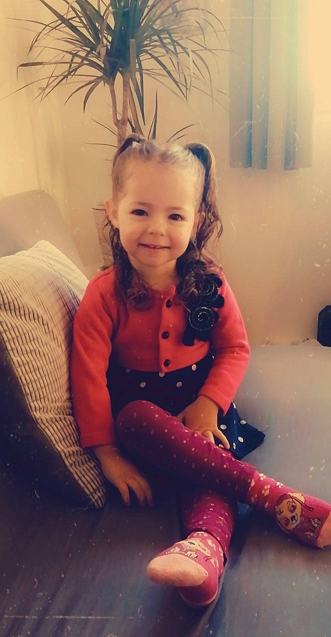 Luna a rejoint le concours — aidez-le/la à gagner de superbes lots ! arm, baby_toddler_clothing, cool, facial_expression, floor, hair, happy, head, human, human_body, iris, joy, knee, leg, lip, mouth, neck, person, skin, sleeve