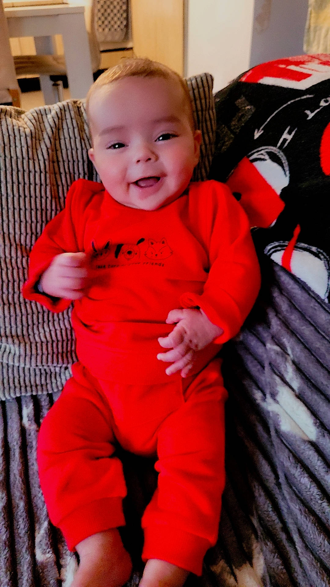Matteo participe au concours pour gagner de l'argent avec cette photo : baby, baby_products, baby_toddler_clothing, backpack, child, comfort, couch, facial_expression, fun, happy, head, joy, luggage_and_bags, magenta, pattern, person, red, room, sitting, sleeve