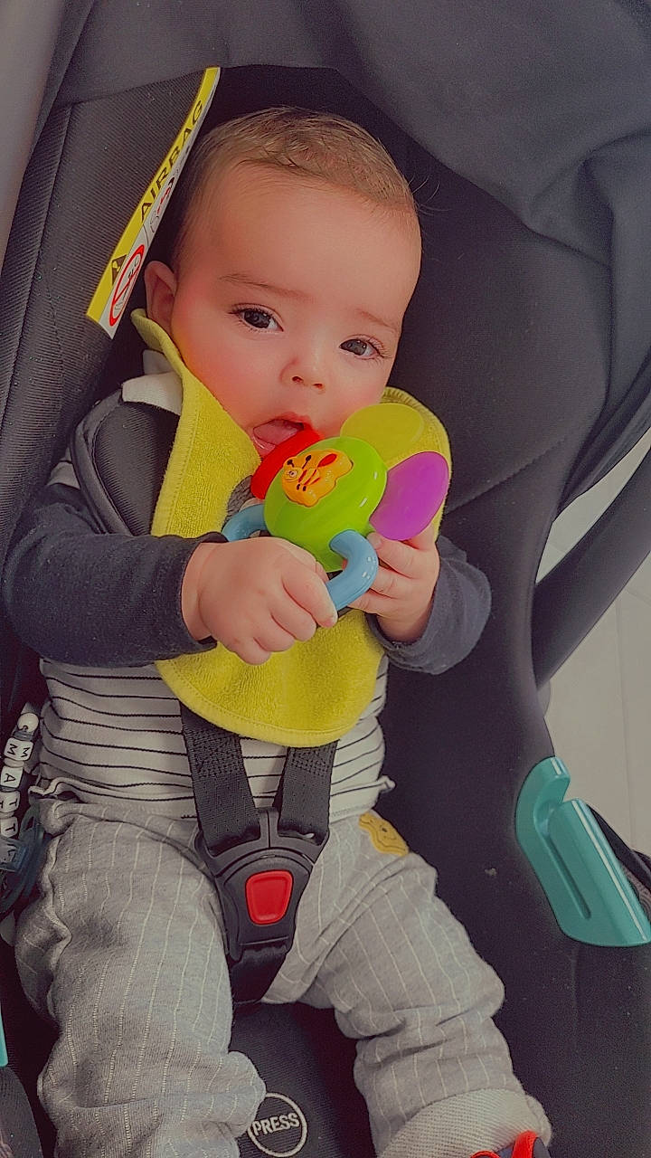 Matteo participe au concours pour gagner de l'argent avec cette photo : baby, baby_carriage, baby_in_car_seat, baby_playing_with_toys, baby_products, baby_safety, baby_toddler_clothing, car_seat, cheek, child, comfort, finger, head, human_body, knee, person, stuffed_toy, thigh, thumb, toddler