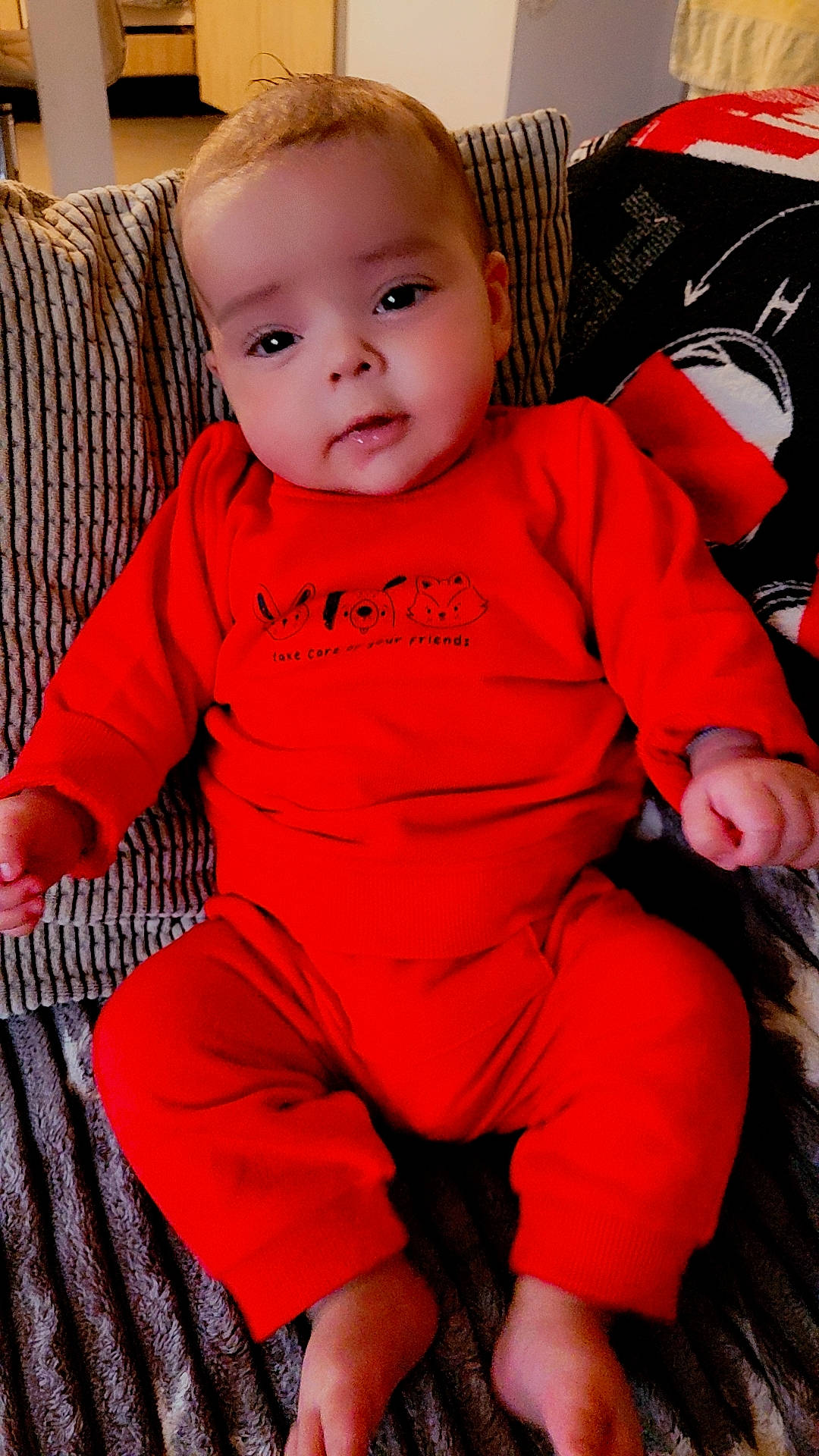 Matteo a rejoint le concours — aidez-le/la à gagner de superbes lots ! baby, baby_toddler_clothing, cheek, child, chin, eye, face, finger, happy, head, human_leg, lap, person, pink, sitting, skin, sleeve, smile, t_shirt, thigh