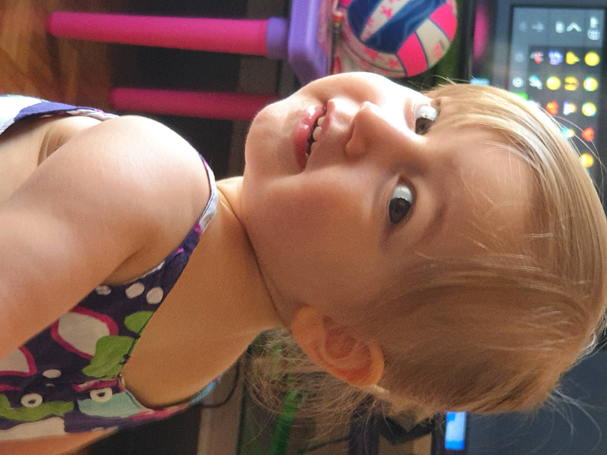 Léna a rejoint le concours — aidez-le/la à gagner de superbes lots ! neck, person, throat