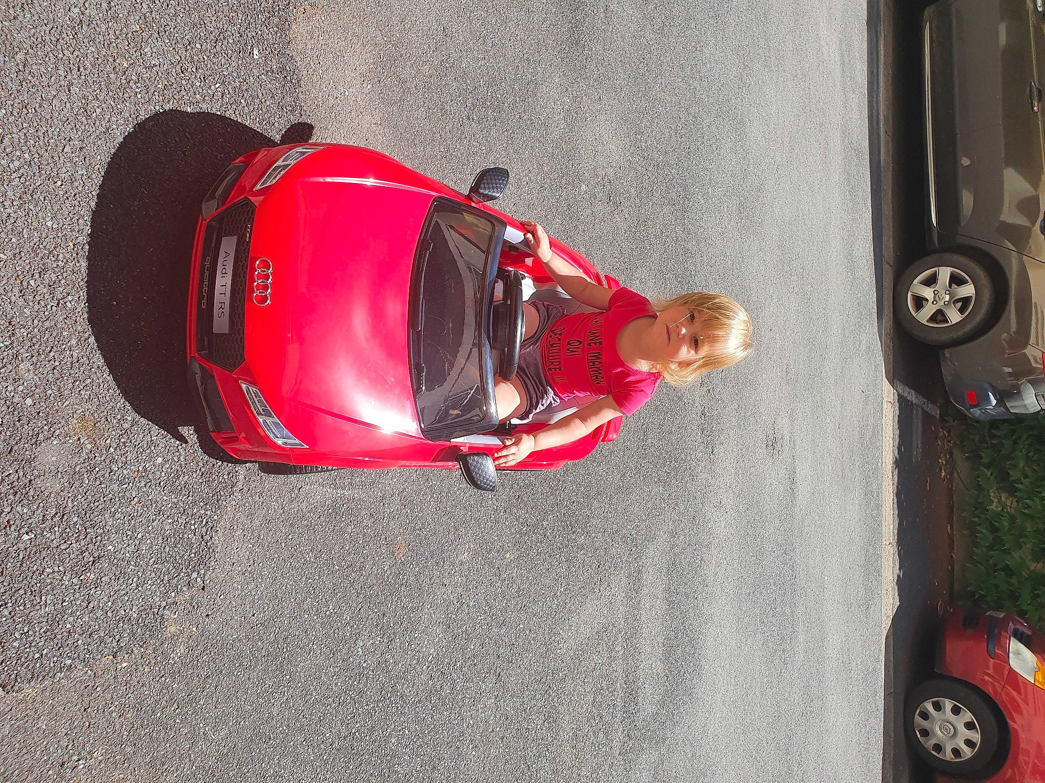 Léna a rejoint le concours — aidez-le/la à gagner de superbes lots ! car, compact_car, person, red, vehicle, wheel