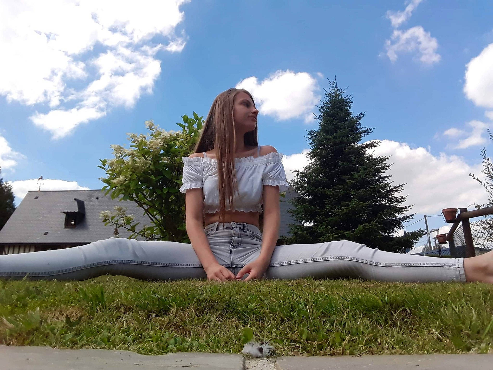 Mélanie participe au concours pour gagner de l'argent avec cette photo : fun, grass, leg, leisure, long_hair, person, photography, plant, sitting, summer, tree, vacation, white