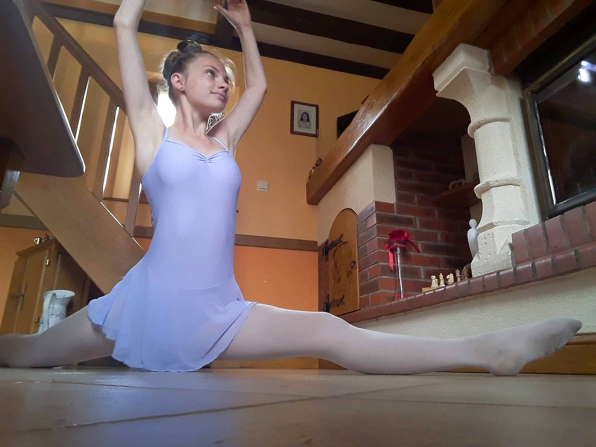 Mélanie participe au concours pour gagner de l'argent avec cette photo : ballet, ballet_dancer, ballet_shoe, dance, dancer, dress, footwear, leg, leotard, muscle, performing_arts, person, physical_fitness, pointe_shoe, shoe, shoulder, sportswear, stretching, yoga_pant