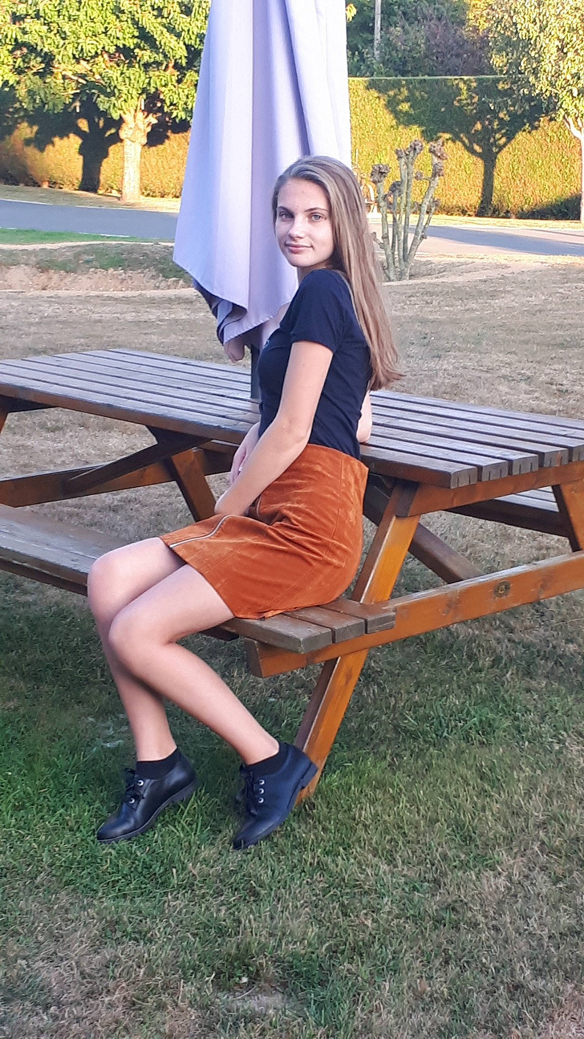Mélanie a rejoint le concours — aidez-le/la à gagner de superbes lots ! beauty, brown_hair, chair, dress, fashion, footwear, furniture, joy, lady, leg, leisure, long_hair, outdoor_furniture, person, photo_shoot, photography, shoe, shorts, sitting, smile