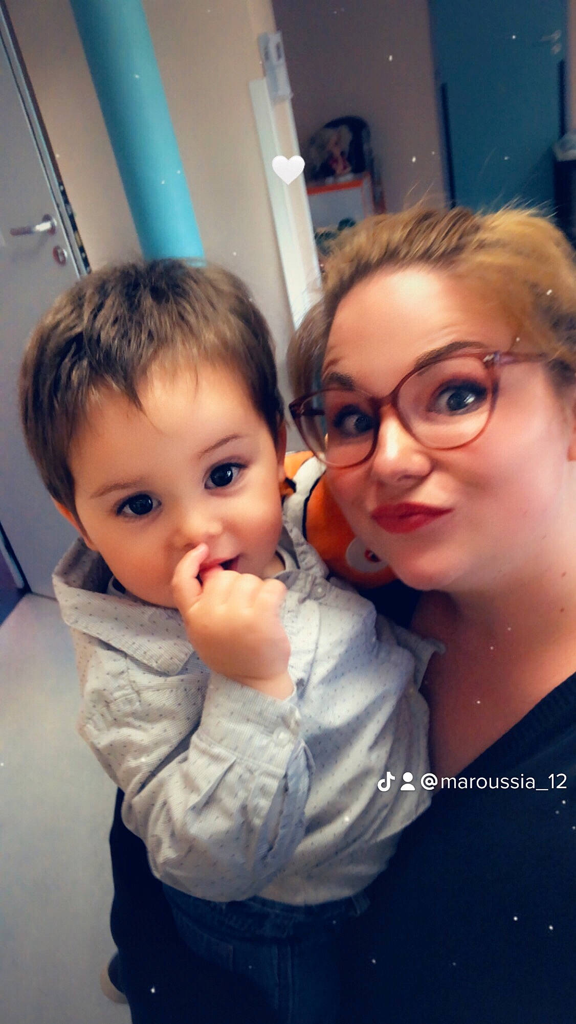 Djawad a rejoint le concours — aidez-le/la à gagner de superbes lots ! cheek, chin, ear, eyebrow, eyelash, eyewear, fun, gesture, glasses, happy, iris, lip, mouth, nose, person, shoulder, skin, smile, thumb, toddler