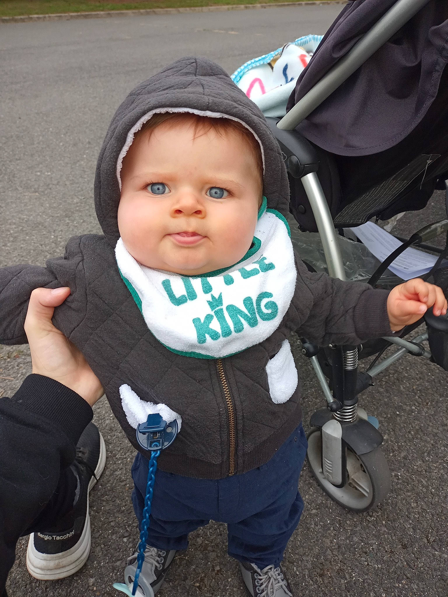 Jordan a rejoint le concours — aidez-le/la à gagner de superbes lots ! baby, baby_carriage, baby_products, baby_safety, baby_toddler_clothing, child, electric_blue, fashion_accessory, fun, grass, happy, headwear, person, personal_protective_equipment, recreation, sitting, toddler, vacation, winter