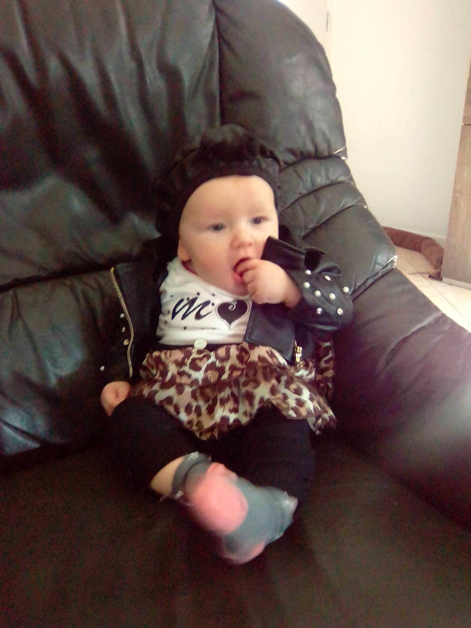 Gwendoline participe au concours pour gagner de l'argent avec cette photo : cheek, child, eye, finger, girl, head, infant, mouth, person, product, skin, textile, toddler