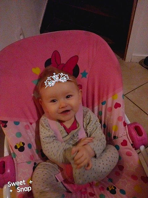 Gwendoline participe au concours pour gagner de l'argent avec cette photo : cheek, child, ear, fun, girl, hair_accessory, head, headgear, headpiece, headwear, infant, party_hat, person, pink, product, skin, smile, toddler