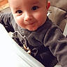 émilio participe au concours pour gagner de l'argent avec cette photo : baby, baby_clothes, child, childhood, clothing, cute, face, happy, high_chair, indoor, infant, looking, person, portrait, seat, seatbelt, small, smile, young, young_child