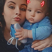 émilio participe au concours pour gagner de l'argent avec cette photo : baby, casual, child, closeup, clothing, digital_effect, expression, face, filter, hand, holding, indoor, jeans, people, portrait, red_horns, selfie, shoe, toy, woman