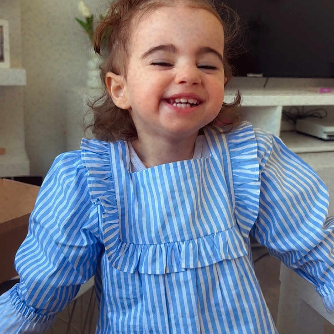 Nathalia a rejoint le concours — aidez-le/la à gagner de superbes lots ! blouse, child, clothing, computerhardware, electronics, face, female, girl, happy, hardware, head, longsleeve, monitor, person, photography, portrait, screen, shirt, smile, tv