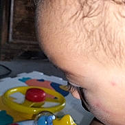 Zoé-Shalom a rejoint le concours — aidez-le/la à gagner de superbes lots ! child, face, profile, eye, cheek, toy, steering_wheel, colorful, indoor, blurry_background, cable, hair, skin, closeup, play, infant, young_child, person, focus, side_view