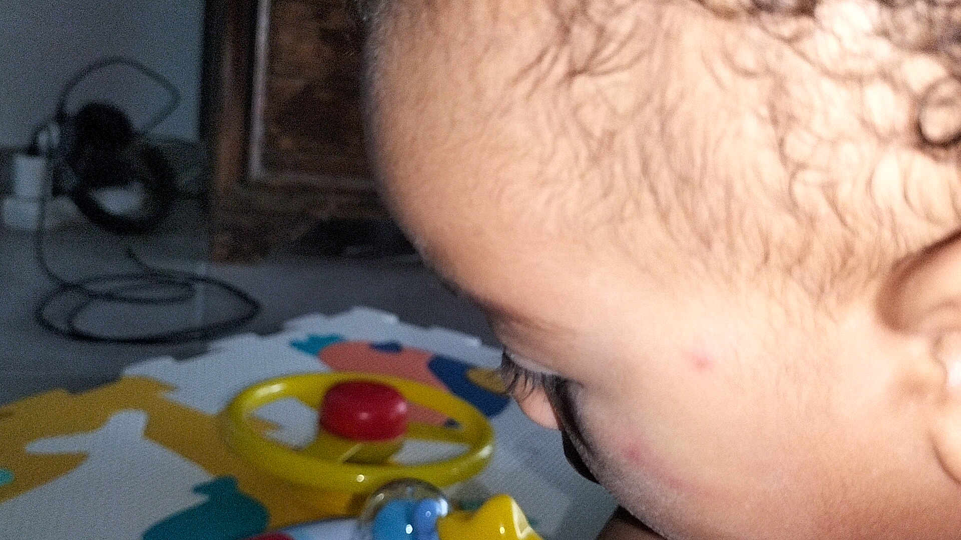 Zoé-Shalom a rejoint le concours — aidez-le/la à gagner de superbes lots ! child, face, profile, eye, cheek, toy, steering_wheel, colorful, indoor, blurry_background, cable, hair, skin, closeup, play, infant, young_child, person, focus, side_view