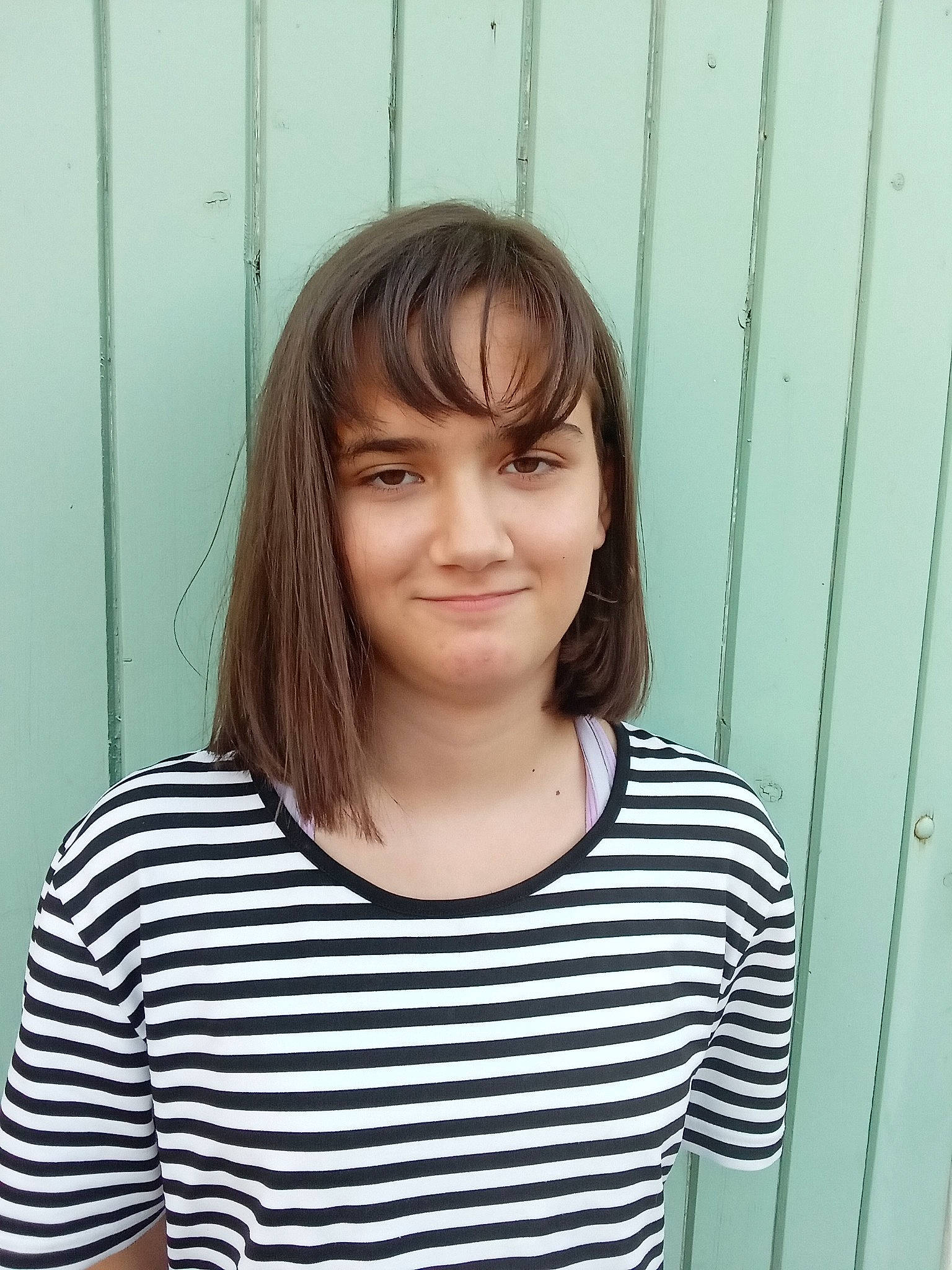 Maeva participe au concours pour gagner de l'argent avec cette photo : active_shirt, bangs, bob_cut, brown_hair, chin, eyebrow, eyelash, facial_expression, hair_coloring, hairstyle, happy, hime_cut, jaw, joy, layered_hair, pattern, person, portrait_photography, sleeve, smile