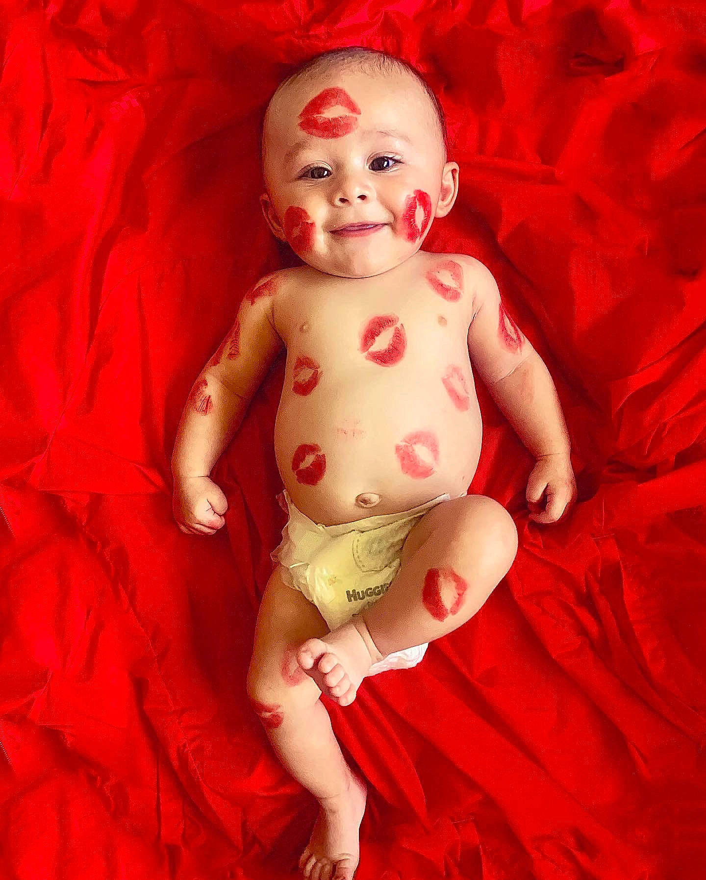 Andres is registered to the contest to win money with this photo: arm, cheek, chest, child, eye, gesture, head, human_body, human_leg, lip, mouth, nail, person, pink, skin, stomach, thigh, thumb, toy, trunk
