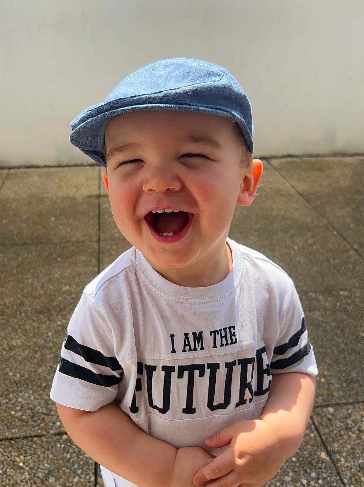 Gabin a rejoint le concours — aidez-le/la à gagner de superbes lots ! asphalt, baby, baby_toddler_clothing, baseball_cap, cap, cool, eye, eyewear, grass, happy, hat, headwear, human_body, lip, neck, person, sleeve, smile, standing, summer