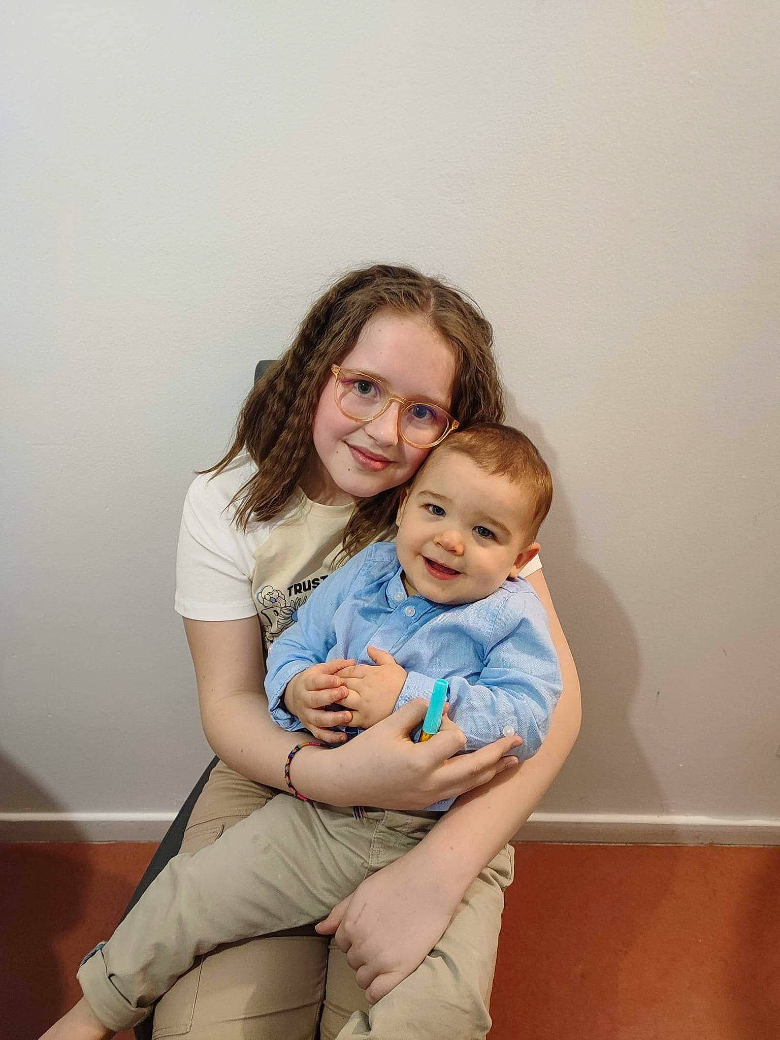 Gabin a rejoint le concours — aidez-le/la à gagner de superbes lots ! baby, cheek, comfort, elbow, event, eye, face, flash_photography, fun, gesture, hair, happy, joy, knee, person, shoulder, sitting, skin, smile, t_shirt