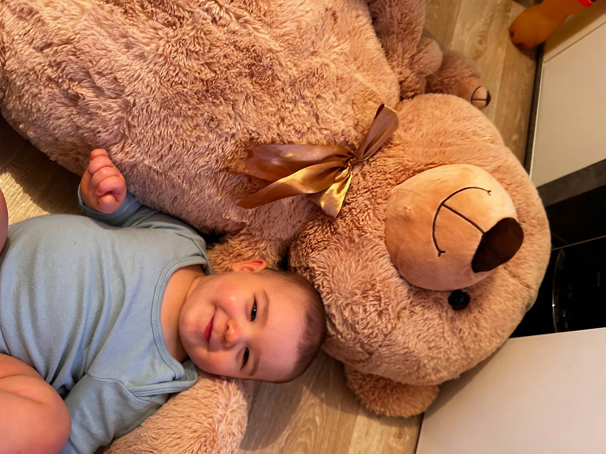 Gabin a rejoint le concours — aidez-le/la à gagner de superbes lots ! abdomen, baby, bedtime, child, comfort, fawn, flooring, fur, happy, joy, linens, nap, nose, person, plush, room, skin, stuffed_toy, textile, toddler