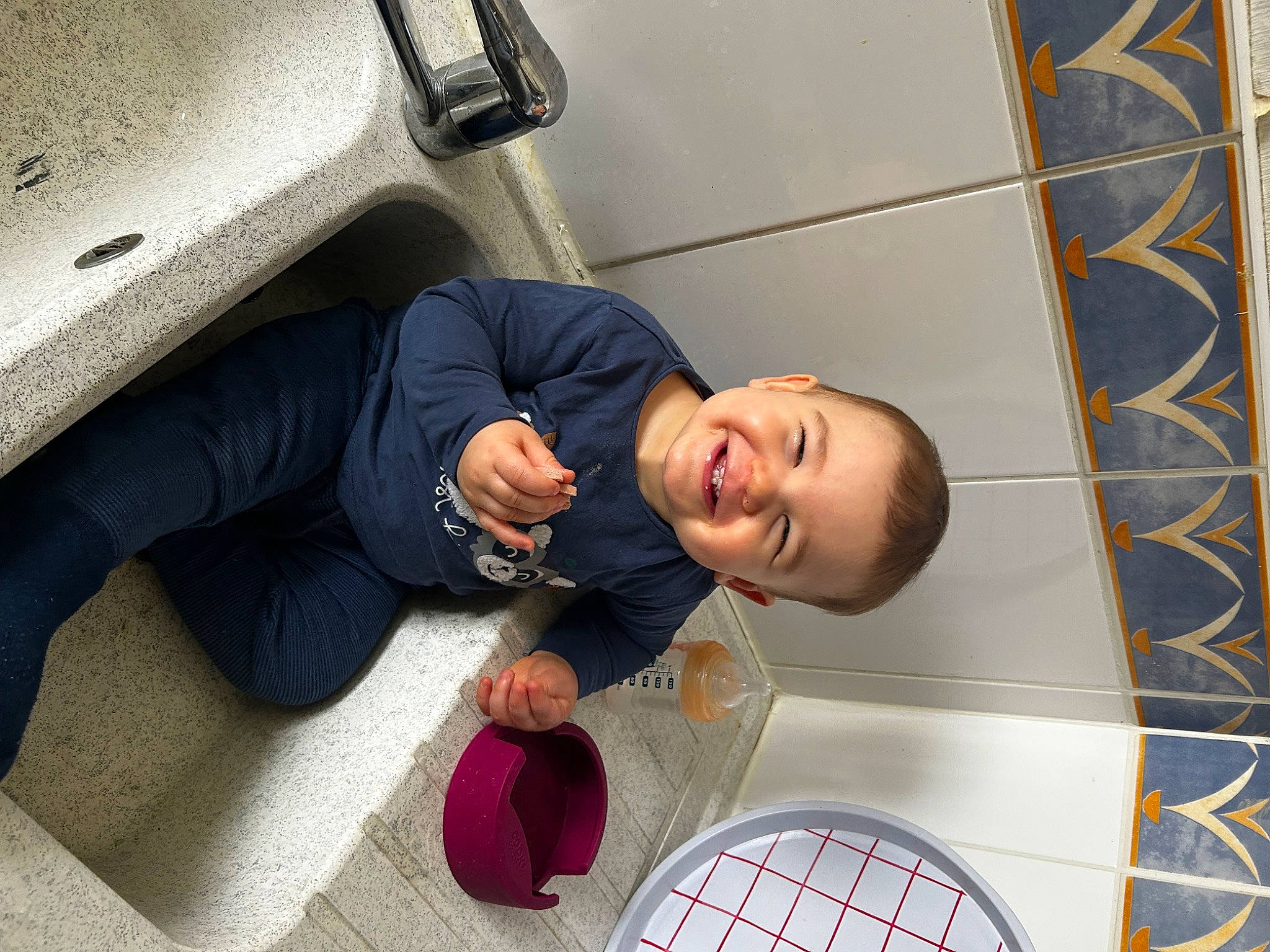 Gabin a rejoint le concours — aidez-le/la à gagner de superbes lots ! automotive_exterior, bumper, car_seat, child, circle, comfort, family_car, floor, flooring, fun, happy, joy, leisure, luxury_vehicle, motor_vehicle, pattern, person, personal_luxury_car, room, smile