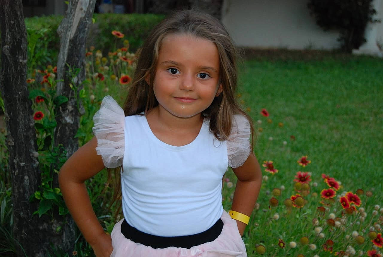 Sélène a rejoint le concours — aidez-le/la à gagner de superbes lots ! blond, facial_expression, flower, fun, garden, grass, happy, joy, leaf, leisure, lip, natural_environment, orange, people_in_nature, person, petal, pink, plant, t_shirt, toddler
