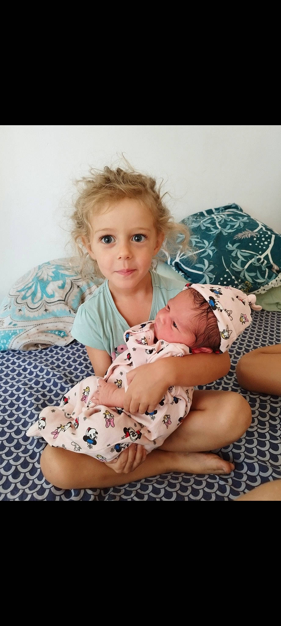 Yasmine a rejoint le concours — aidez-le/la à gagner de superbes lots ! baby, baby_toddler_clothing, child, comfort, couch, eye, face, happy, head, human_body, human_leg, lap, leg, linens, pattern, person, room, sitting, skin, thigh