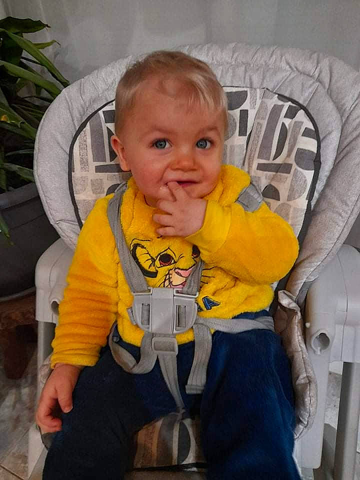 Lucas a rejoint le concours — aidez-le/la à gagner de superbes lots ! baby, baby_products, baby_toddler_clothing, chair, cheek, child, comfort, eye, furniture, hairstyle, happy, houseplant, human_body, person, personal_protective_equipment, plant, product, sitting, sleeve, smile